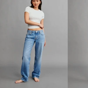 Low Waist jeans - Säljer mina fina trendiga lågmidjade jeans ifrån ginatricot. I storlek 38, säljer då de inte kommer till använding💓 Skriv för egna bilder💓