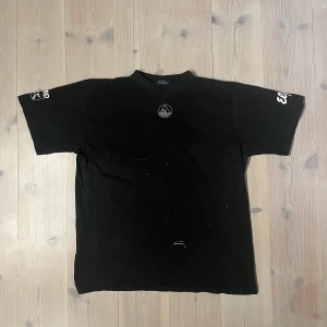 Vintage T-shirt - En sjukt snygg företags tisha från 90 tal med snygga slitningar o färg fläckar. Storlek L/M sitter boxy. Skicket är som sagt slitet men det hör till enligt mig!