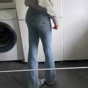 Säljer mina bootcut jeans som jag köpte på bikbok för 599kr men inte kom till använding!Nyskick, super fina men eftersom jag inte tycker om hur bootcut jeans sitter på mig så säljer jag dom😊💕 passar mig som är ca 170cm!😊