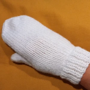Nya vita vantar stl XS/S - Ett par nya, supersnygga tumvantar i fräscht vitt. Jag har stickat dem i ett garn som är varmt och skönt, men inte stickigt. Kan tvättas i 40 grader. Pris 114 kr + frakt med vanligt brev. Totalt 140 kr. Lite dyrare vid spårbar frak