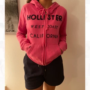 Holister tröja med luva  - Holister tröja i använt men bra skick. Är i ett mysigt material och har inga defekter. Skriv för frågor!💓pris går att diskutera 