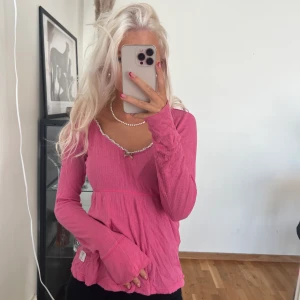 Rosa Odd Molly - Rosa långärmad från Odd Molly, passar storlek XS-S. Små hål längst ner som syns på sista bilden
