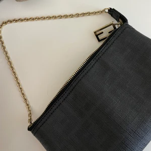 Fendi väska  -  Fint skick. Lite trög dragkedja men inte sönder på något sätt.   Serienummer 2201-8BR592-UZD-089