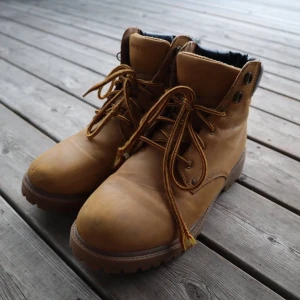 Vattentäta Everest kängor - Väldigt tåliga Everest vinter kängor, vattentäta och varma. Köpte dem för 690 kr på Stadium förra vintras. Är i  gott skick. kan skicka mer bilder.