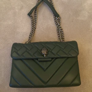 Kurt geiger väska - Stor mörkgrön Kurt Geiger väska köpt i Julen år 2021 och har ingen användning av den. Tillkommer totebag💗