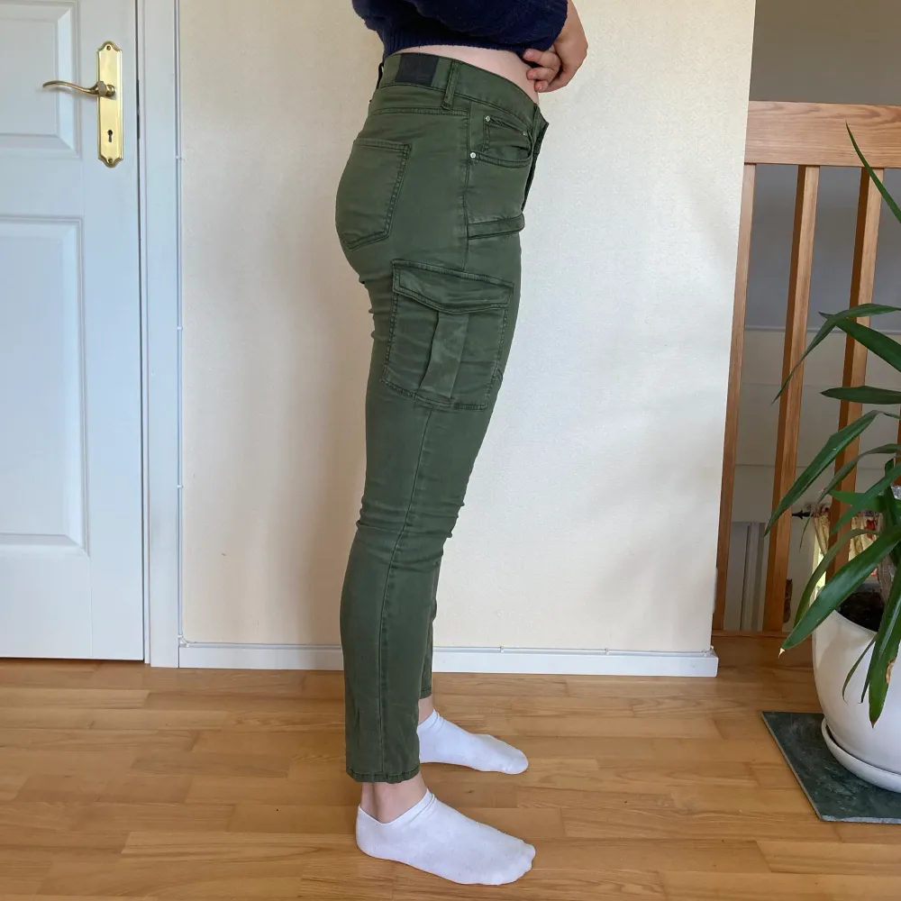 Gröna cargopants från Gina Tricot i storlek 42! Jag är 174cm lång.  Något stretchiga och med sidoficka på benet. Säljer pga att jag inte använder de. I fint skick! . Jeans & Byxor.