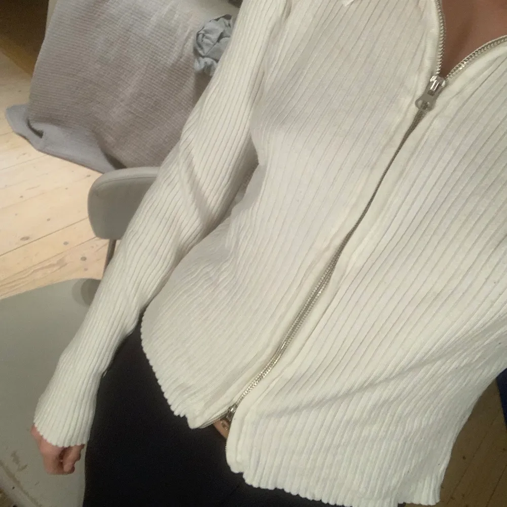 Säljer min vita kofta/ tröja från H&M.  I bra skick och inte nopprig!! 💕. Tröjor & Koftor.