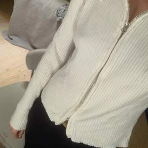 Säljer min vita kofta/ tröja från H&M.  I bra skick och inte nopprig!! 💕