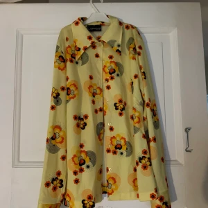 60-tals skjorta - Säljer denna URBALLA 60-tals skjorta som tyvärr inte kommer till användning. Den är köpt second hand och är i storlek 40 men faller snyggt på mig som brukar bära storlek XS. Jag säljer den för 60 kr+frakt och betalningen sker via swish🥰