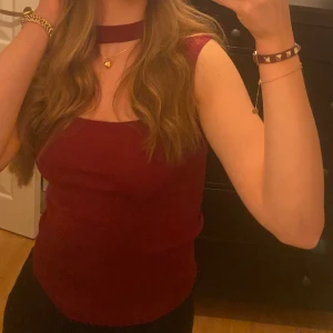 Röd zara topp!😃❤️ - Slutsåld topp från zara!! 😍 Som ny, använd max 2 gånger!!