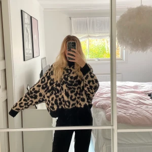 Stickad tröja - Stickad och varm tröja. Lite nopprig men annars fint skick! Köparen står för frakten💞