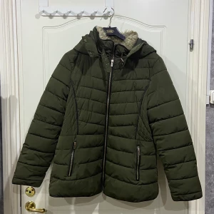 Jacka - En jacka som är superskön, dock för liten nu för mig!