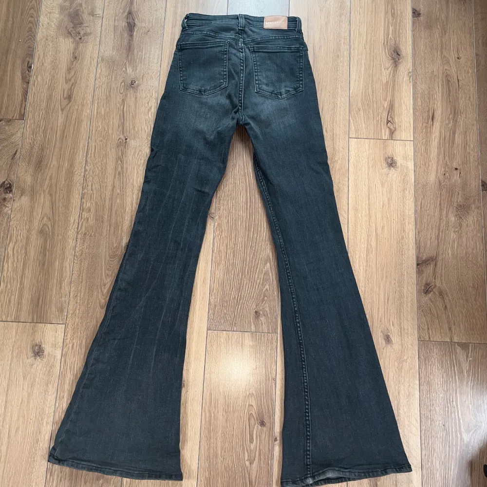 Bootcut jeans som aldrig kommer till användning längre, byxorna är lite slitna längst nere där bak❤️ Frakt ingår ej. Jeans & Byxor.