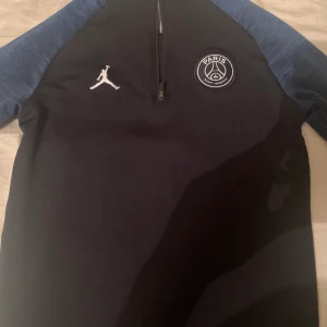 Psg x Jordan tränings kofta - Jag hade köpte de här koftan för M men de kom för Junior M så jag säljer de aldrig använt den allt e kvar som etiketterna 