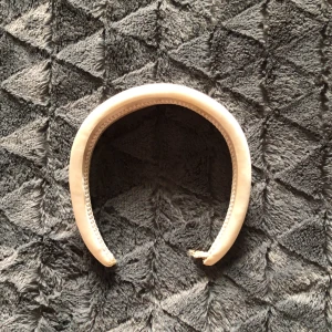 Håraccessoar  - Diademet är köpt på GinaTricot. Den har bra kvalité trots att den är använd flertal gånger! 