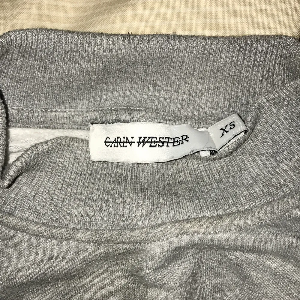Säljer min Carin Wester hoodie som bara har legat i garderoben . Tröjor & Koftor.