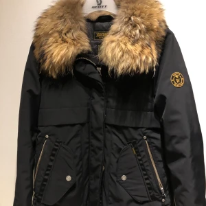 Wiggys jacka  - Wiggys jacka med pälskrage och silvriga detaljer. Använd fåtal gånger, alltså super fint skick. Den perfekta vinterjackan som är ute efter en ny ägare. 