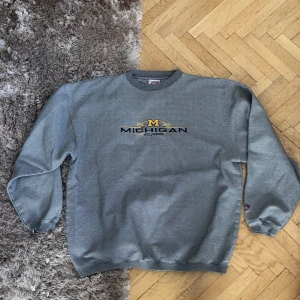 Vintage college football pullover - Oversized fit Medium/Large fit