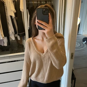 Tröja från NAKD - V-ringad tröja från NAKD i en beige färg, storlek S. Går att bära på flera olika sätt🤎 Pris går att diskutera💕💕