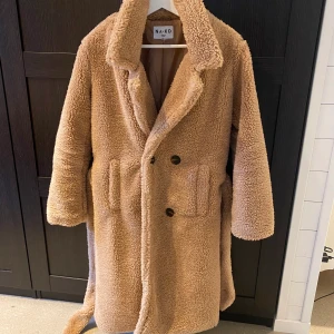 Beige höstkappa i storlek xs/s - Jackan är oanvänd och säljs inte längre! Nypris 799kr.