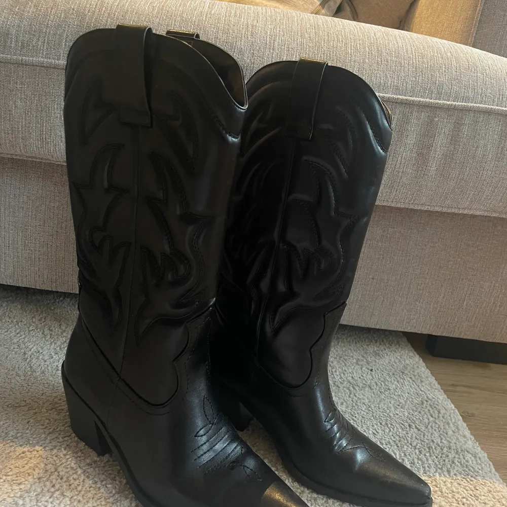 Säljer mina cowboyboots då jag ej får så mycket användning av dem.  Superfina och framförallt sköna! Dem är inköpta ifrån NA-KD för ca 2 månader sedan.  Finns en liten skada på klacken! (Se bild). Skor.