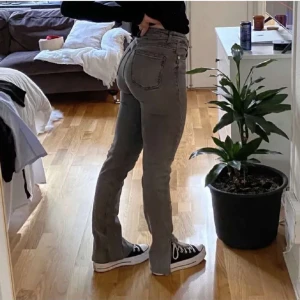 Mid waist jeans med slits - Gråa jeans från zara med slits, använda ett fåtal gånger så super fint skick. Storlek 38💗