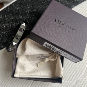 Valentino armband - Köpt för 2000 kr för nåt år sedan. Lite halvslitna nitar men inget man lägger märke till. Allt og ingår. 