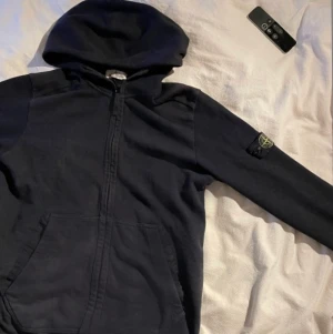 Stone island zip hoodie - Zip hoodie i bra skick. Storlek XS