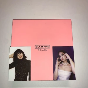BLACKPINK ALBUM - Hej!😽Säljer detta BLACKPINK albumet (1st Full Album ver.2). Allting ingår FÖRUTOM Mounted photocard. Albumet har inga skador förutom ett litet veck på Lyric booklet (Som man kan se på sista bilden)! Pris: 300kr ink frakt🫶🏻 Skriv om du är intresserad❤️