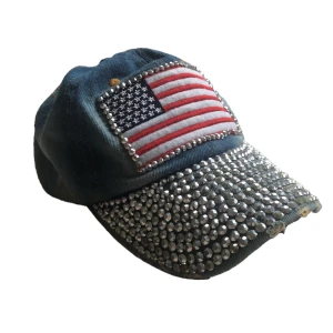 Denim keps - Keps i denim med rhinestones! Har justerbart band, några få stenar saknas/är slitna. Annars fint skick! Möts upp i gbg annars står köparen för frakten🫶