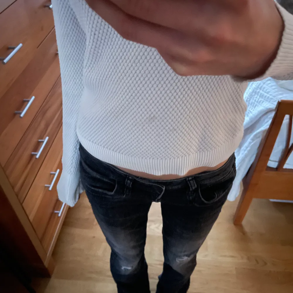 Jättesnygga Bootcut jeans med slitningar! Perfekt längd på mig som är 167. Lägg ett bud eller köp direkt för 700!. Jeans & Byxor.