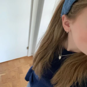 Diadem  - Hemgjorda diadem i jeanstyg som är perfekta nu till hösten💕 De är välgjorda och slitstarka💕 Säljs separat💕