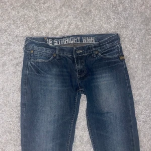 Low waisted jeans g-star - Superfina mörkblåa jeans från g-star!🙌 Säljer då de tyvärr har blivit lite för små för mig. De är low waisted och passar dom som är ca 160-170cm! Är det många intresserade blir det budgivning!