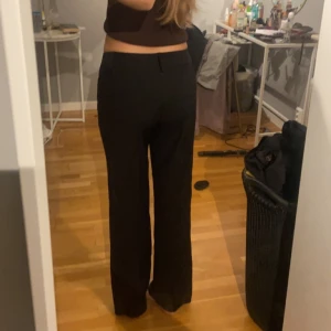 Lågmidjade kostymbyxor  - Lågmidjade kostymbyxor i storlek 36. Byxorna  har slits på varje sida. Frakt på 66kr tillkommer🤗 