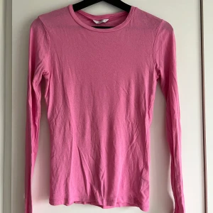 Topp från Envii  - En basic tunn och skön topp från Envii i en härlig rosa färg. Storlek XS men passar även S. Använd fåtal gånger. Hör av dig vid intresse! 