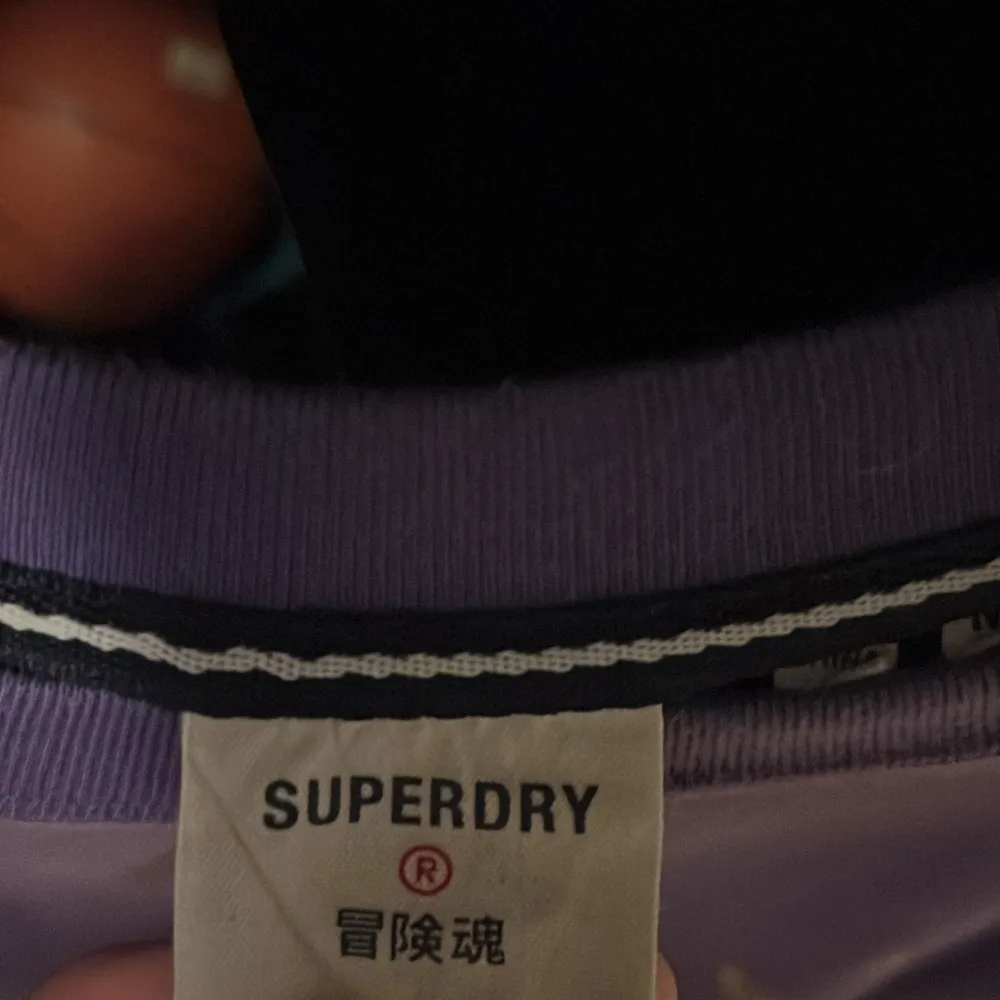 Lila superdry t shirt köpt i detas affär för ungefär 500 använd fåtal gånger pris kan diskuterad. T-shirts.
