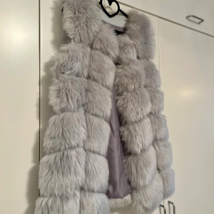 Pälsväst  - Fin pälsväst (inte äkta) som är super mysig. Använd fåtal gånger, i väldigt fint skick. 