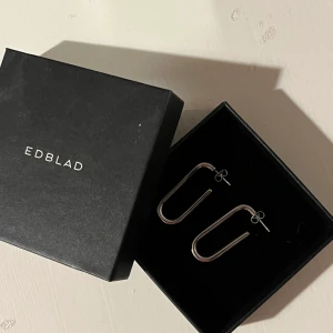 Edblad örhängen  - Enbart använda vid foto för bilden till plick, därav nyskick. Köpta för 300kr, mitt pris 90 kr❤️