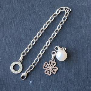 Berlockarmband från Thomas Sabo. Väl använt, se ”fläckar” på pärlan bild två.  Köparen står för frakt. Kan också mötas upp i Göteborg 🥰