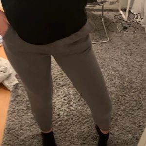 Mjukisbyxor Ginatricot - Jag säljer nu mina mörkgråa mjukisbyxor ifrån Gina!💕dom är superfina och sitter supersnyggt, har använt endast använt dom en gång💕kontakta mig vid fler frågor!