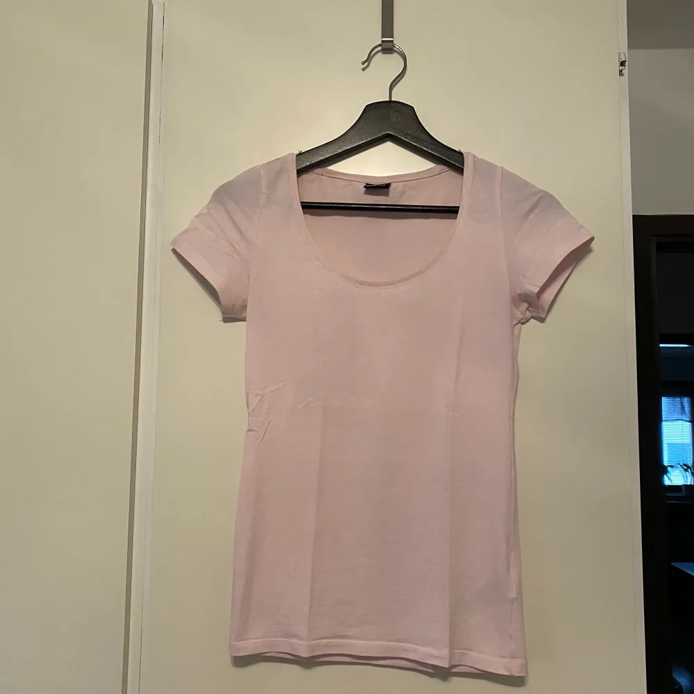En t-shirt i en fin ljusrosa färg från Ginatricot i storlek XS. . T-shirts.