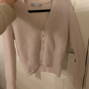 Zara tröja  - Tröja från zara i sjukt härligt material älskar!! Nytt skick, väldigt fin och den blir slutsåld hela tiden vet dock ej om den är tillbaka nu igen! 