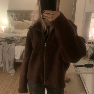 Brun stickad kofta/tröja från weekday - Så fin stickad tröja från weekday! Mysig och varm