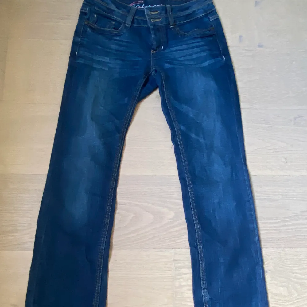 Säljer dessa jättesnygga jeans från Five🥳. De kommer tyvärr inte till användning längre, de är lågmidjade och bootcut💕. Skriv om du har frågor eller vill ha fler bilder!!😁😁. Jeans & Byxor.