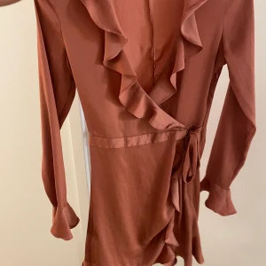 Klänning  - Klänning från ivy revel. Använda ett få antal gånger. Jätte snygg rosa färg i mycket snyggt material liknande till satin. Liten i storleken. 