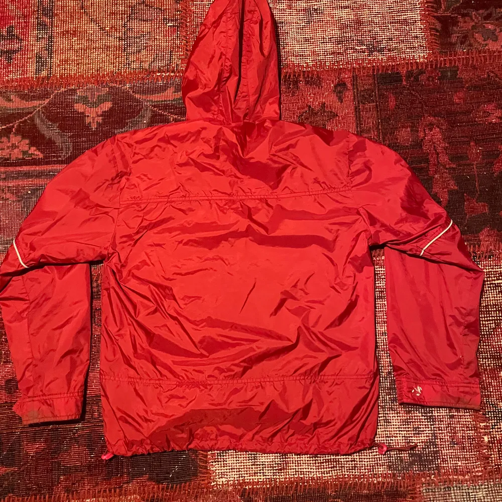 Tvär fet röd windbreaker/regn jacka den har en fett bra passform och skönt och varmt material, dunder skick (skriv för mer info!!). Jackor.