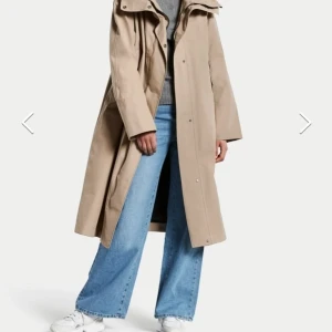 Heidi coat long - Sport: Urban outdoor  Väder: Regn  Krage: Hög ståkrage  Krage: Hakskydd, hög Tillbehör: Tejpade sömmar Förslutning: Dragkedja Fickor: Fickor med dragkedja, innerfickor,inner fickor med dragkedja,tvåvägsdragkedja, vattentät, storlek 32/34 L Nytt pris 3495 