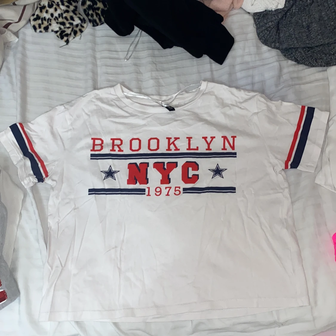 En vit t-Shirt med tryck