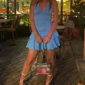 Blå klänning - Säljer denna supertrendiga klänning då den tyvärr inte kommer till användning 💕 Använd gärna funktionen köp nu för gratis frakt 🌞