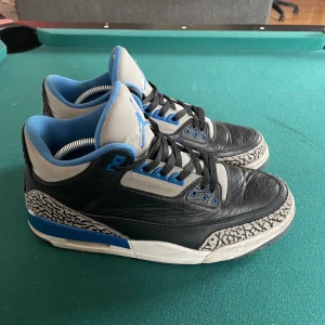 Air Jordan 3 ”Motorsport” -  Tjena säljer mina Beaters de har varit med om en hel del men de är jävligt snygga ändå, box finns✅